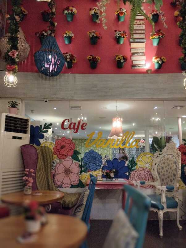 VANILLA CAFE: SWEET TREATS AND INSTAGRAMMABLE CAFE RESTAURANT